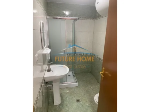 Tirane, jepet me qera ambjent biznesi Kati 1, 100 m² 1.000 € (Rruga e Bogdaneve)