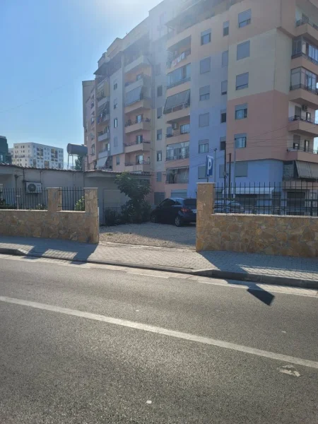 Tirane, jepet me qera truall , 115 m² (Kasem Qafzezi)