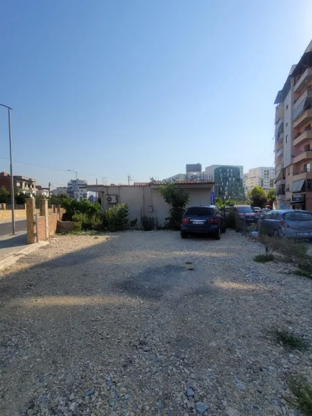 Tirane, jepet me qera truall , 115 m² (Kasem Qafzezi)