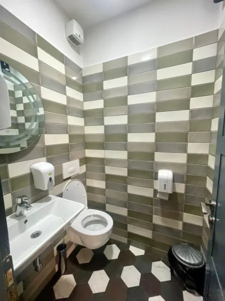 Tirane, shitet lokal Kati 0, 100 m² 350.000 € (Unaza e Re)