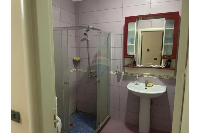 Tirane, jepet me qera apartament 1+1 Kati 7, 100 m² 450 € (Laprakë - Spitali Hygea)