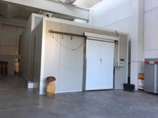 Lushnje, DHOME FRIGORIFERIKE "- 22 Grade" me Paraqeli per KONSERVIM USHQIMOR. OKAZION 35.000 €, i diskutueshem!