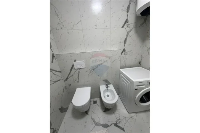 Tirane, jepet me qera apartament 1+1 , 60 m² 500 € (Shkolla e Bashkuar)