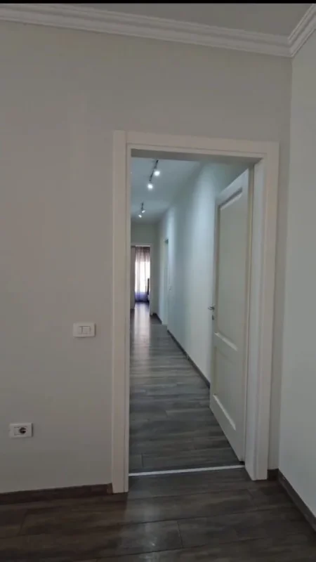 Tirane, jepet me qera apartament 3+1 Kati 8, 140 m² 1.000 € (Delijorgji)