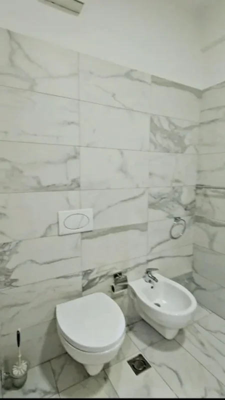 Tirane, jepet me qera apartament 3+1 Kati 8, 140 m² 1.000 € (Delijorgji)