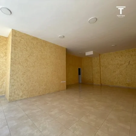 Tirane, jepet me qera dyqan Kati 0, 70 m² 450 € (ASTIR)