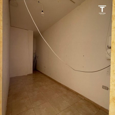 Tirane, jepet me qera dyqan Kati 0, 70 m² 450 € (ASTIR)