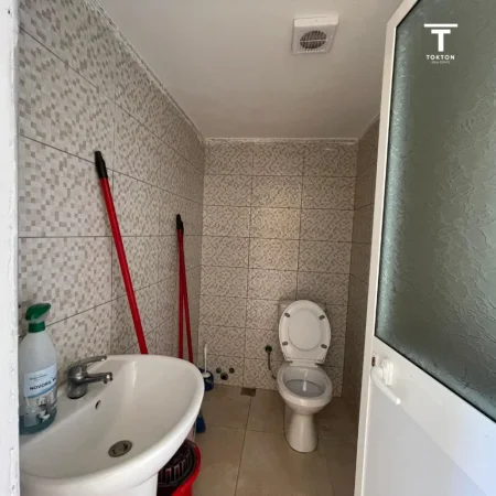 Tirane, jepet me qera dyqan Kati 0, 70 m² 450 € (ASTIR)