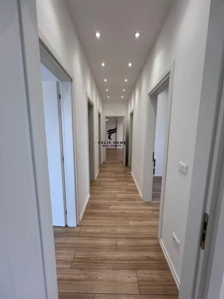 Tirane, jepet me qera apartament 3+1 Kati 9, 160 m² 1.500 € (RRUGA E KAVAJES)