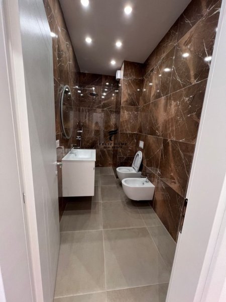 Tirane, jepet me qera apartament 3+1 Kati 9, 160 m² 1.500 € (RRUGA E KAVAJES)