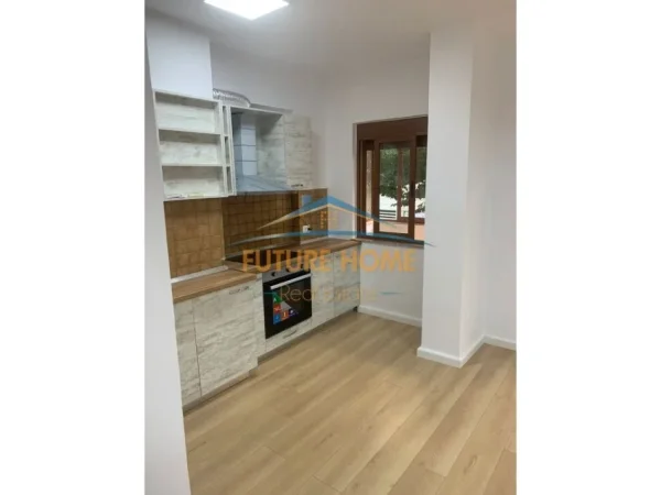 Tirane, jepet me qera apartament 2+1 Kati 1, 100 m² 1.000 € (Rruga e Bogdaneve)