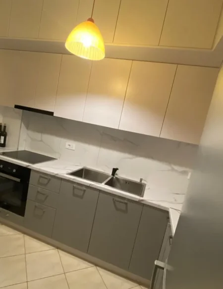 Tirane, jepet me qera apartament 2+1+Ballkon Kati 6, 100 m² 700 € (pallati me shigjeta)