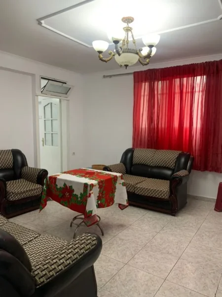 Tirane, jepet me qera apartament 1+1 , 300 € (pranë Xhamis sipër fushës Ali Demi)