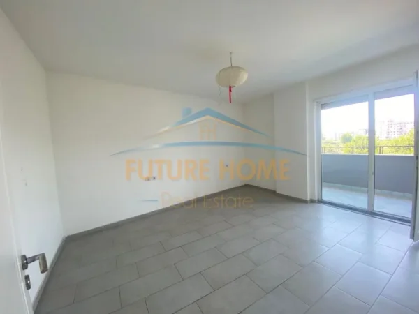 Tirane, shitet apartament 3+1+Ballkon Kati 4, 137 m² 185.000 € (UNAZA E RE)