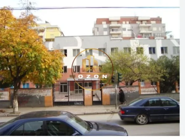 Dy Dyqane në Shitje në Zonën e Petro Nini Luarasit!