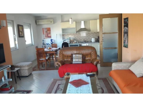Tirane, jepet me qera apartament 2+1 Kati 8, 103 m² 850 € (Rruga e Elbasanit)