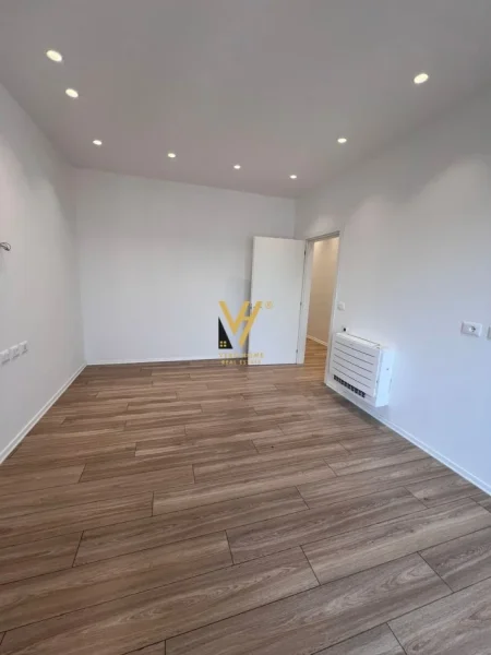 Tirane, jepet me qera zyre Kati 9, 160 m² 1.500 € (RRUGA E KAVAJES)