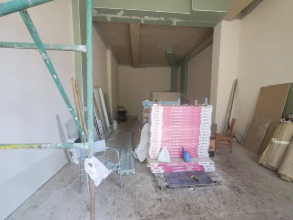 Tirane, jepet me qera ambjent biznesi Kati 0, 76 m² 2.200 € (Rruga Tefta Tashko Koco)