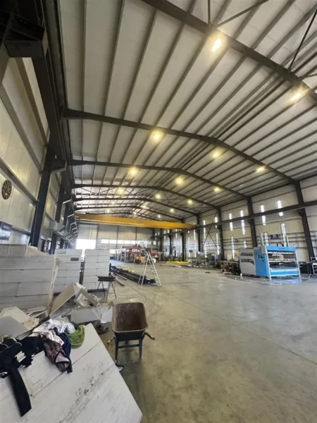 Tirane, jepet me qera magazine Kati 0, 1.500 m² (Rruga e Rinasit)