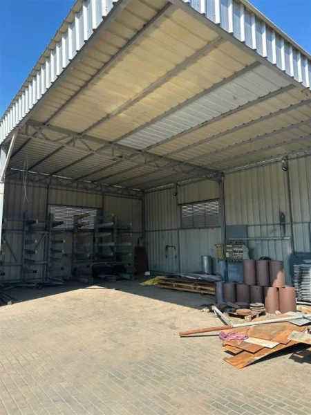 Tirane, jepet me qera magazine Kati 0, 1.500 m² (Rruga e Rinasit)