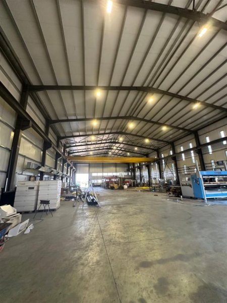Tirane, jepet me qera magazine Kati 0, 1.500 m² (Rruga e Rinasit)