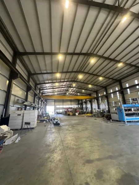 Tirane, jepet me qera magazine Kati 0, 1.500 m² (Rruga e Rinasit)