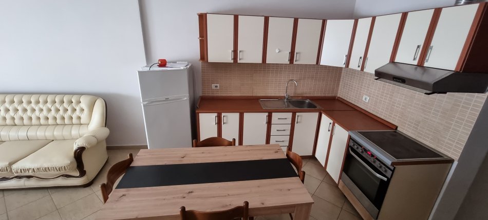 Tirane, jepet me qera apartament 1+1 Kati 4, 74 m² 500 € (Kopshti Botanik)