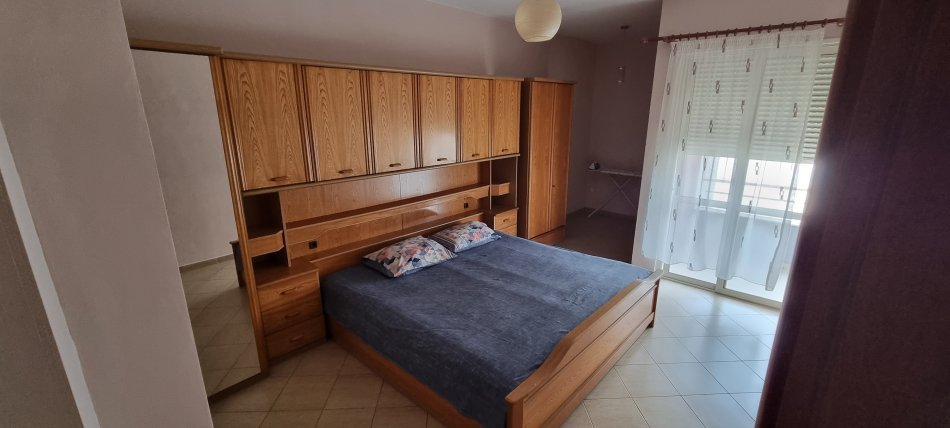 Tirane, jepet me qera apartament 1+1 Kati 4, 74 m² 500 € (Kopshti Botanik)