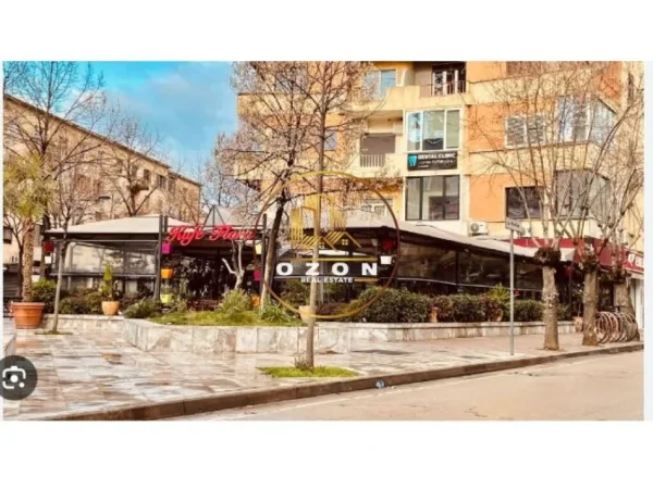 Shitet Hapësirë Biznesi Multifunksional Përballë Kafe Florës!