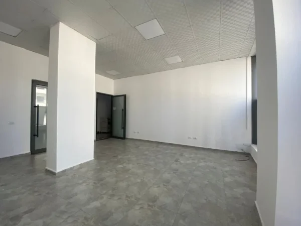 Tirane, jepet me qera ambjent biznesi Kati 2, 40 m² 500 € (Myslym Shyr)