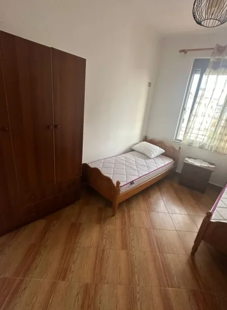 Tirane, jepet me qera apartament 2+1+Ballkon Kati 5, 110 m² 500 € (Xhamlliku)