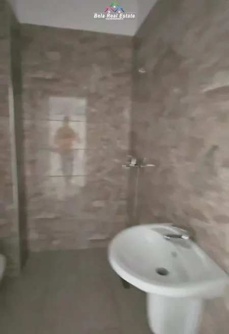 Tirane, jepet me qera zyre Kati 2, 111 m² 800 € (Rruga Sali Butka)