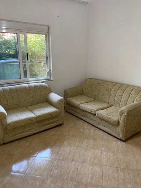 Tirane, jepet me qera apartament 1+1 Kati 1, 65 m² 300 € (QSUT)