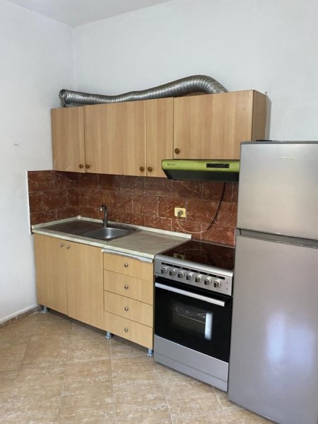 Tirane, jepet me qera apartament 1+1 Kati 1, 65 m² 300 € (QSUT)