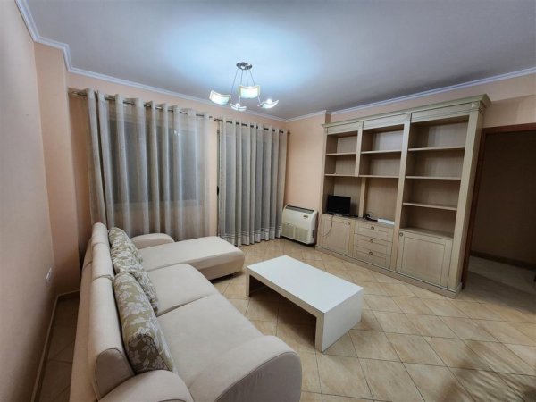 Tirane, jepet me qera apartament 2+1+Ballkon Kati 4, 100 m² 450 € (YZBERISHT)
