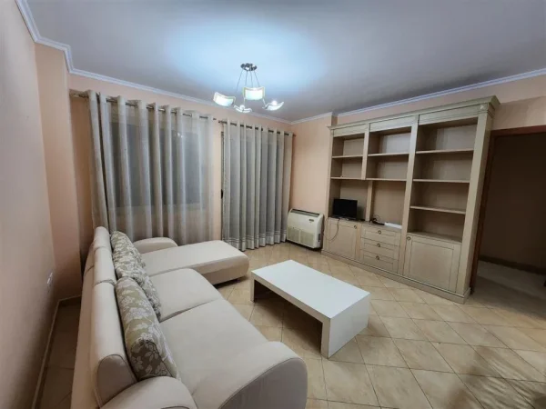 Tirane, jepet me qera apartament 2+1+Ballkon Kati 4, 100 m² 450 € (YZBERISHT)