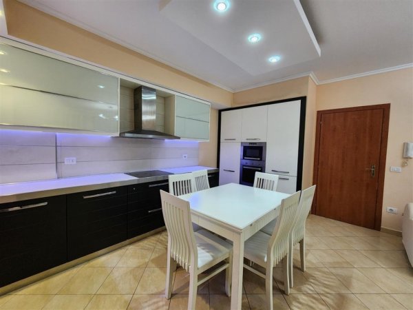 Tirane, jepet me qera apartament 2+1+Ballkon Kati 4, 100 m² 450 € (YZBERISHT)