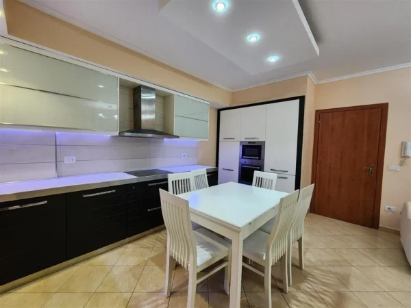 Tirane, jepet me qera apartament 2+1+Ballkon Kati 4, 100 m² 450 € (YZBERISHT)