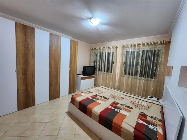 Tirane, jepet me qera apartament 2+1+Ballkon Kati 4, 100 m² 450 € (YZBERISHT)