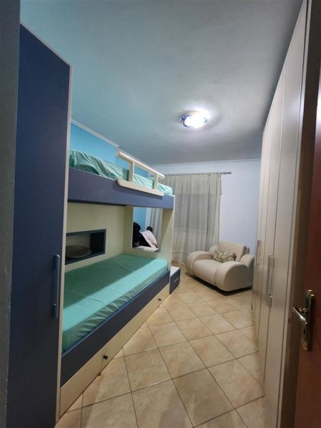 Tirane, jepet me qera apartament 2+1+Ballkon Kati 4, 100 m² 450 € (YZBERISHT)