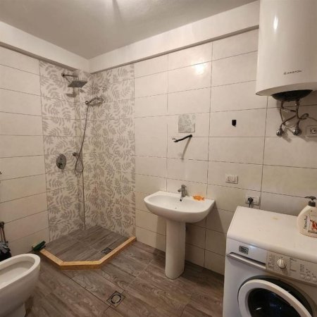 Tirane, jepet me qera apartament 2+1+Ballkon Kati 4, 100 m² 450 € (YZBERISHT)