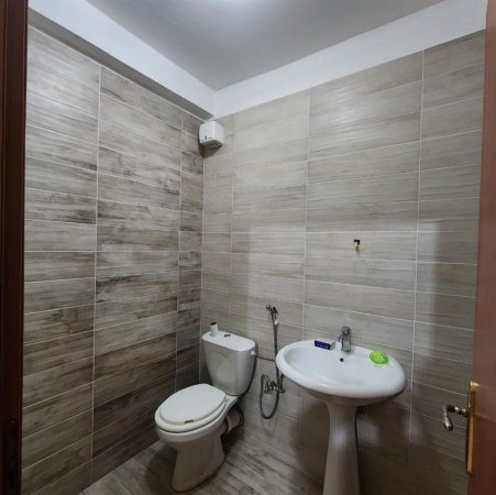 Tirane, jepet me qera apartament 2+1+Ballkon Kati 4, 100 m² 450 € (YZBERISHT)