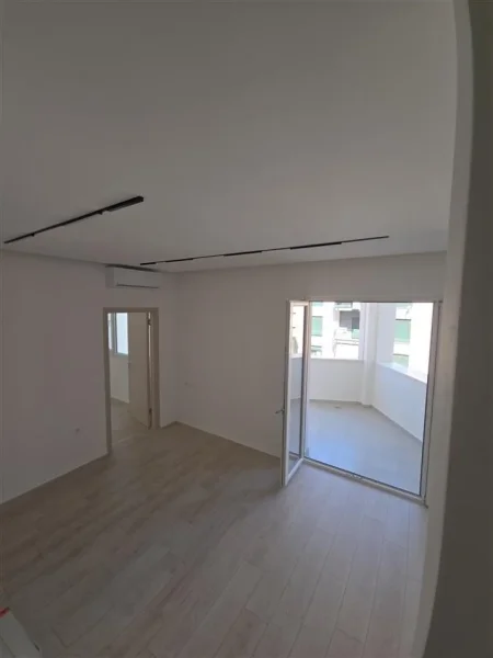 Tirane, jepet me qera apartament 1+1+Ballkon Kati 4, 65 m² 400 € (ASTIR)