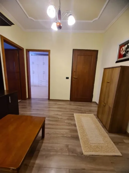 Tirane, jepet me qera apartament 2+1+Ballkon Kati 4, 100 m² 450 € (ASTIR)