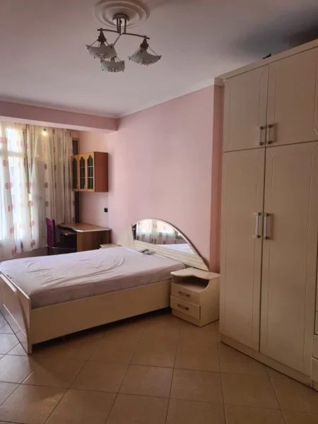 Tirane, jepet me qera apartament 2+1+Ballkon Kati 4, 100 m² 450 € (ASTIR)