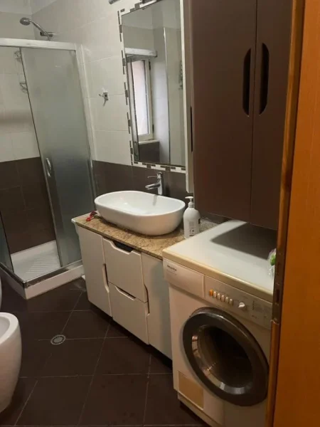Tirane, jepet me qera apartament 2+1+Ballkon Kati 4, 70 m² 480 € (KONGRESI I MANASTIRIT SPITALET)