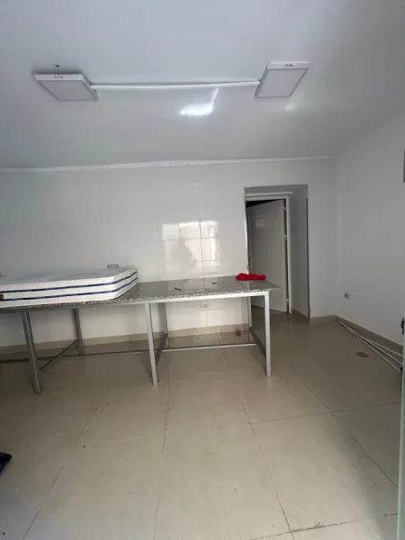 Tirane, jepet me qera dyqan Kati 0, 26 m² 500 € (Prane Juridikut)