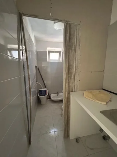 Tirane, jepet me qera dyqan Kati 0, 26 m² 500 € (Prane Juridikut)