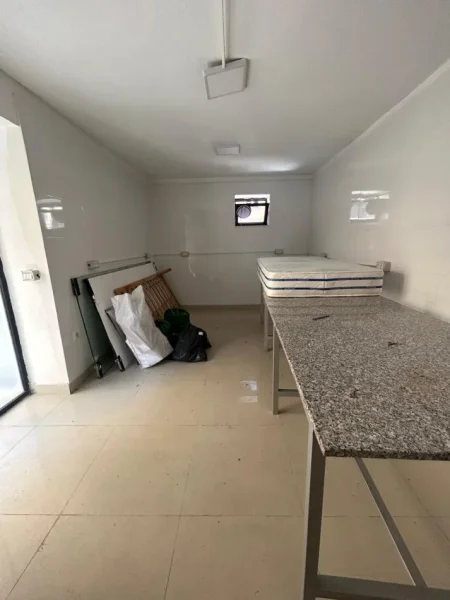 Tirane, jepet me qera dyqan Kati 0, 26 m² 500 € (Prane Juridikut)