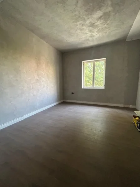 Tirane, jepet me qera zyre Kati 2, 90 m² 1.000 € (Prane Juridikut)